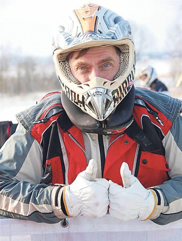 Pärnu motoklubi krossiäss Jüri Makarov nautis Saadjärve jäärajal seenioride klassis võidurõõmu.