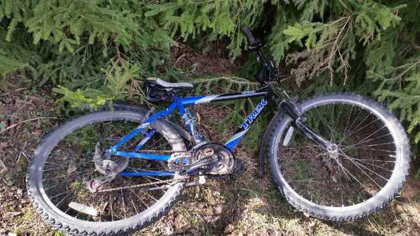 Politsei tagastas Saaremaal omanikule 14 aastat tagasi varastatud jalgratta, mis leiti mahajäetuna kuuseheki juurest.