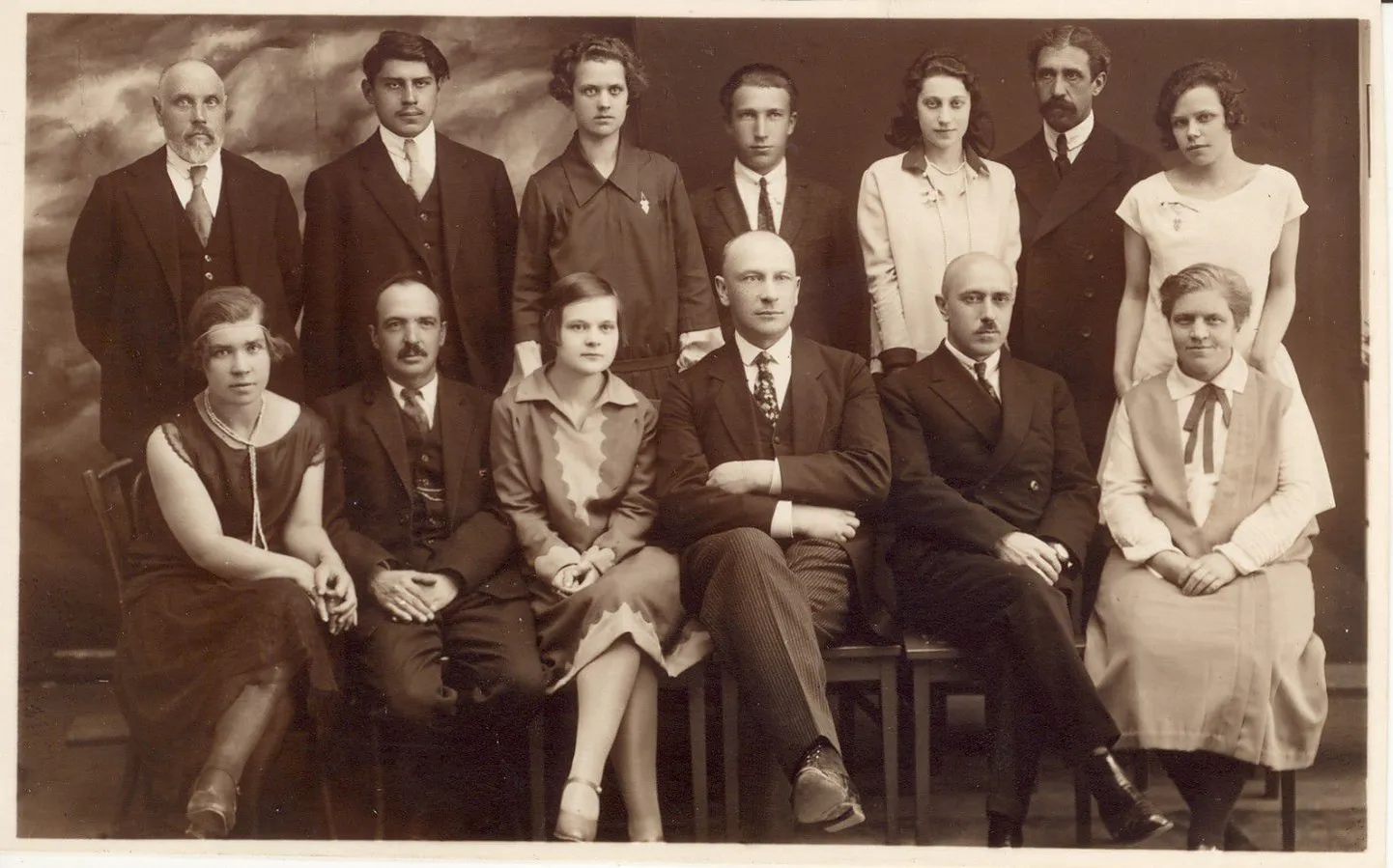 Valga vene eragümnaasiumi õpetajad ja abituriendid 1931. aastal. Aleksander Želnin on teises reas paremalt teine.