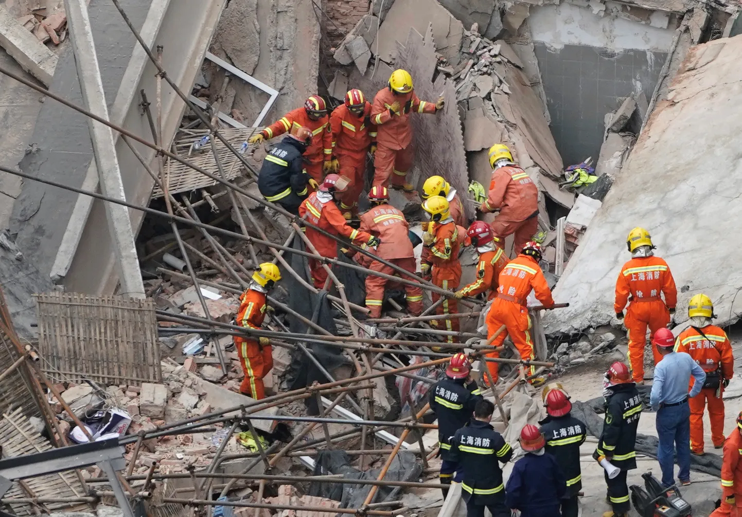 Hiina suurlinnas Shanghais varises täna kokku tööstushoone, rusudes jättis elu vähemalt viis inimest.