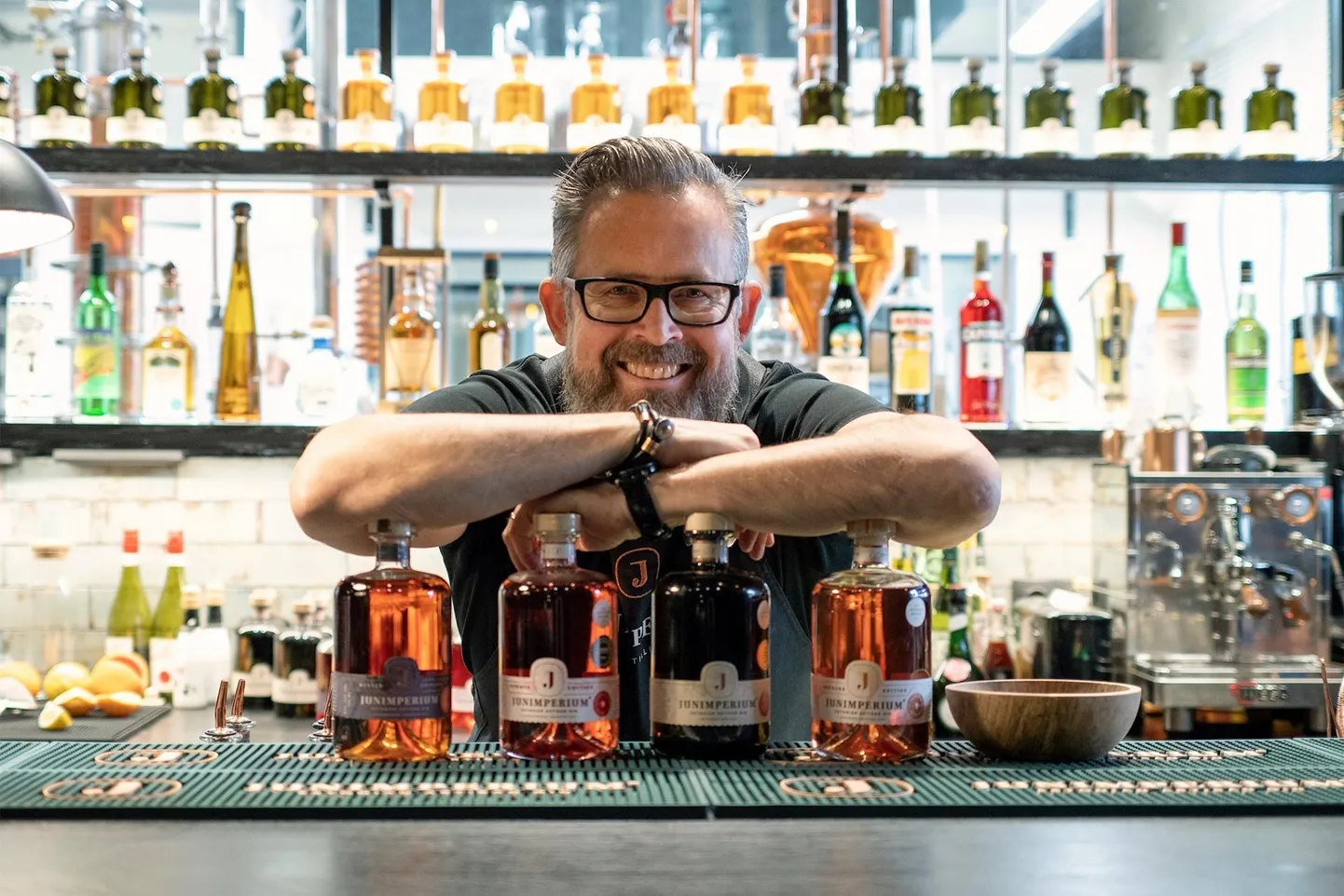 Tarvo Jaansoo džinniarmastus tärkas kolm-neli aastat tagasi ja huvi sai nii suur, et 2019. aasta alguses avati džinnivabrik Junimperium Distillery.
