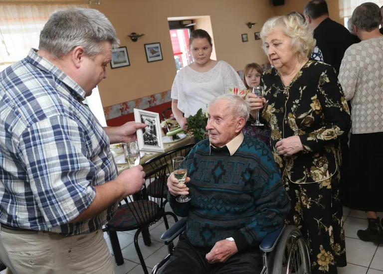 Karl Vaher saab kingituseks ühe raami pandud ja suurendatud vana foto, mil ta ratsarügemendi vormis peal on.