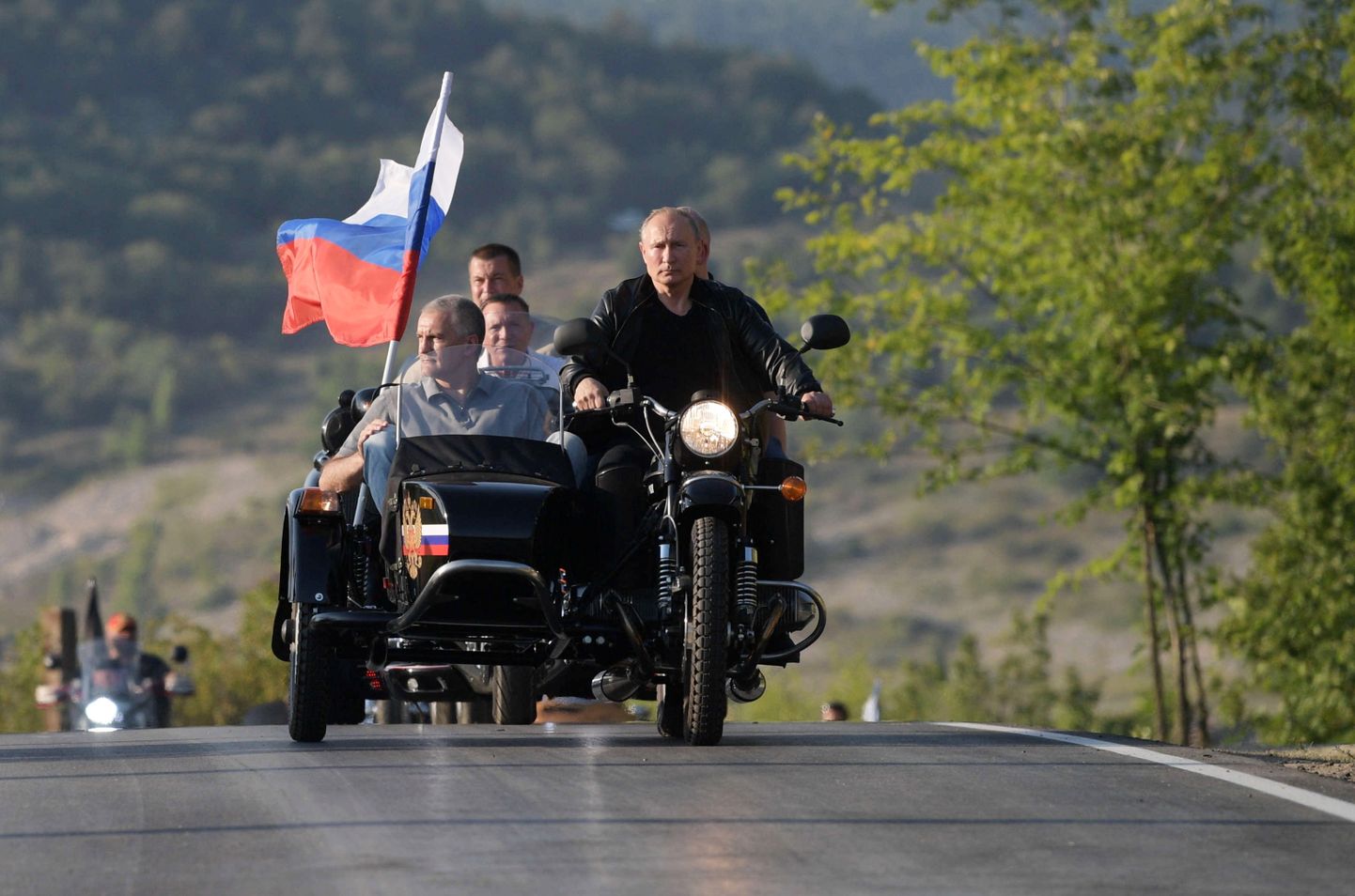 Владимир Путин едет на мотоцикле "Урал" с "Ночными волками"