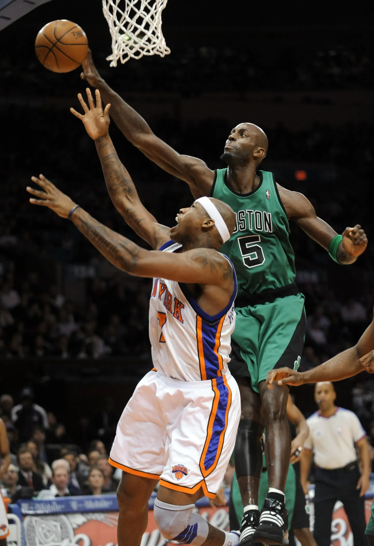 Boston Celticsi Kevin Garnett takistamas New York Knicksi Al Harringtoni.