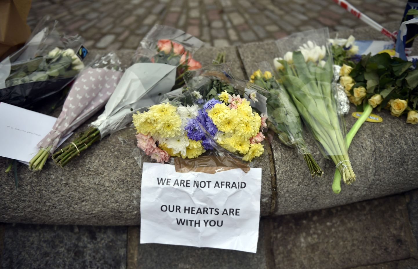 Lilled Londonis mälestamaks eilset terrorirünnakut