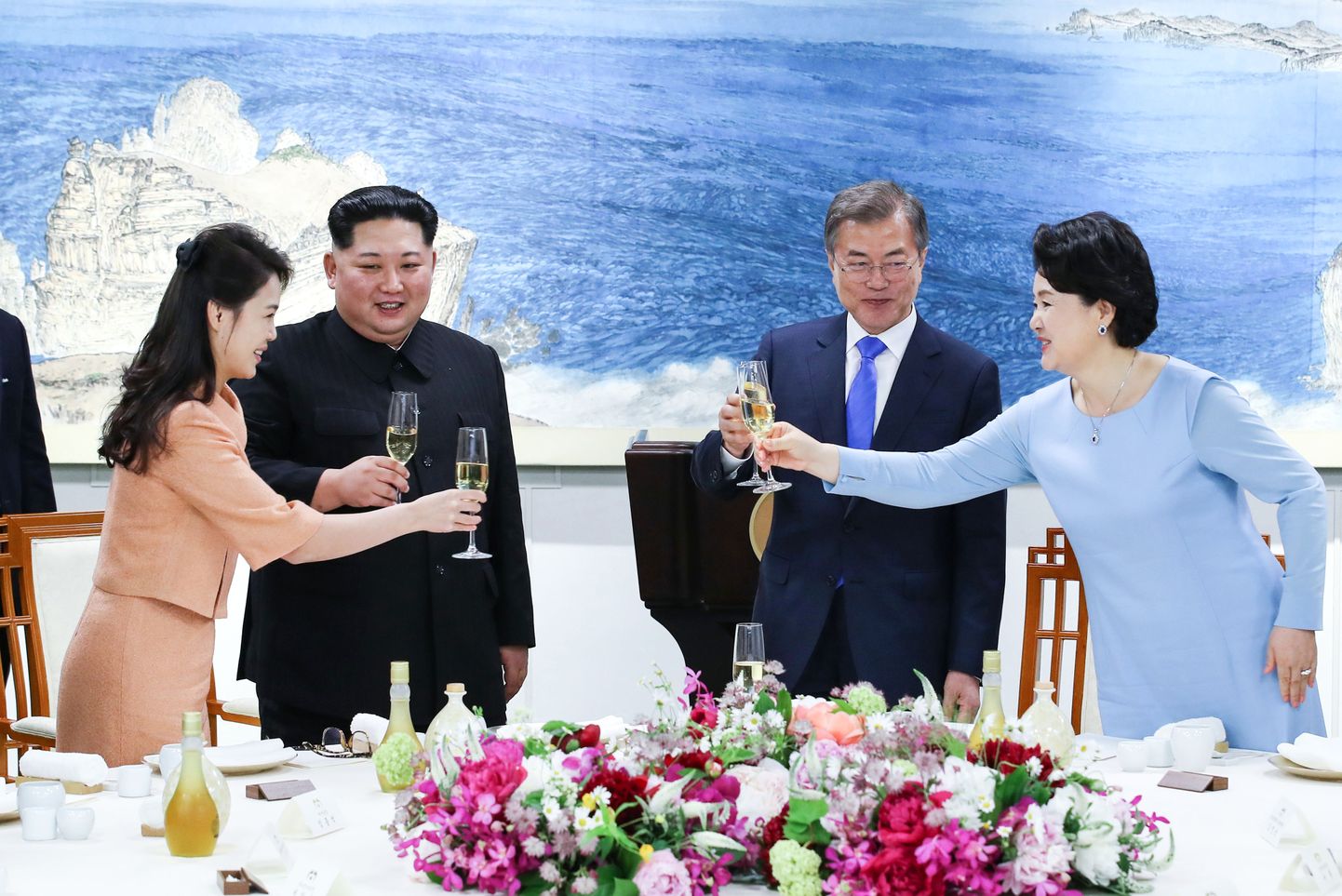 Põhja-Korea esileedi Ri Sol-ju (vasakul) režiimi liidri Kim Jong-uni (vasakult teine) ja Lõuna-Korea presidendi Moon Jae-ini ning tema abikaasa Kim Jung-sookiga (paremalt esimene).