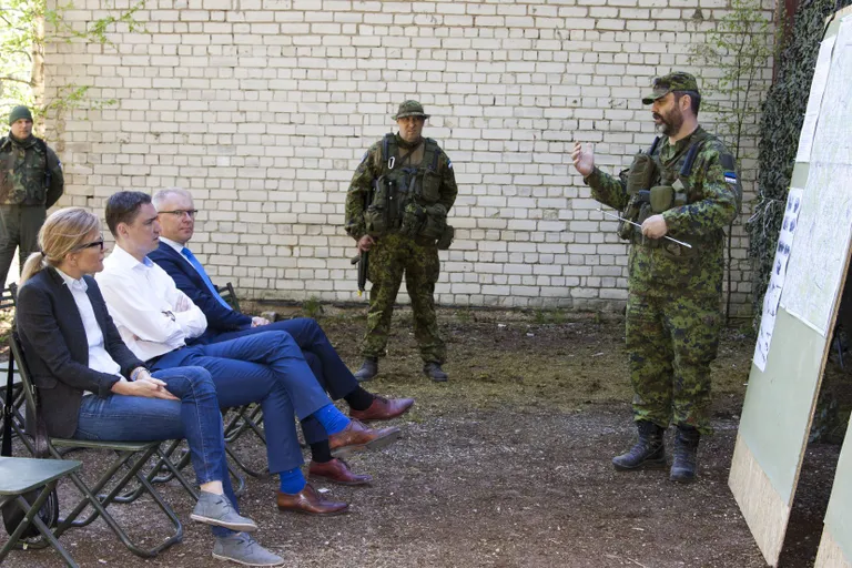 Kolonel Rebo andmas 2016. aasta mais toimunud õppusel Kevadtorm poliitikutele ja ametnikele ülevaadet sellest, kus asub 2. jalaväebrigaad ja mis on nende järgmised sammud vastasega võitlemisel.
