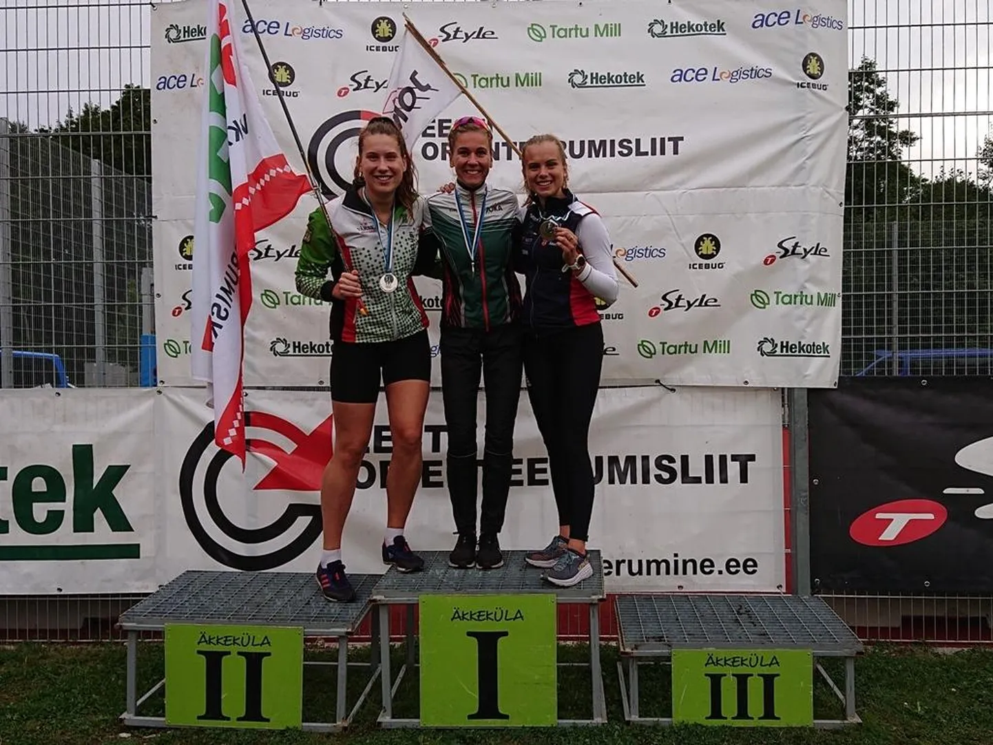 Narvas olnud Eesti meistrivõistlustel orienteerumissprindis kaitses JOKA sportlane Evely Kaasiku (keskel) oma möödunud aasta meistritiitlit, edestades kindlalt nii Emily Raudkeppi (vasakul) kui ka Teele Telgmat.