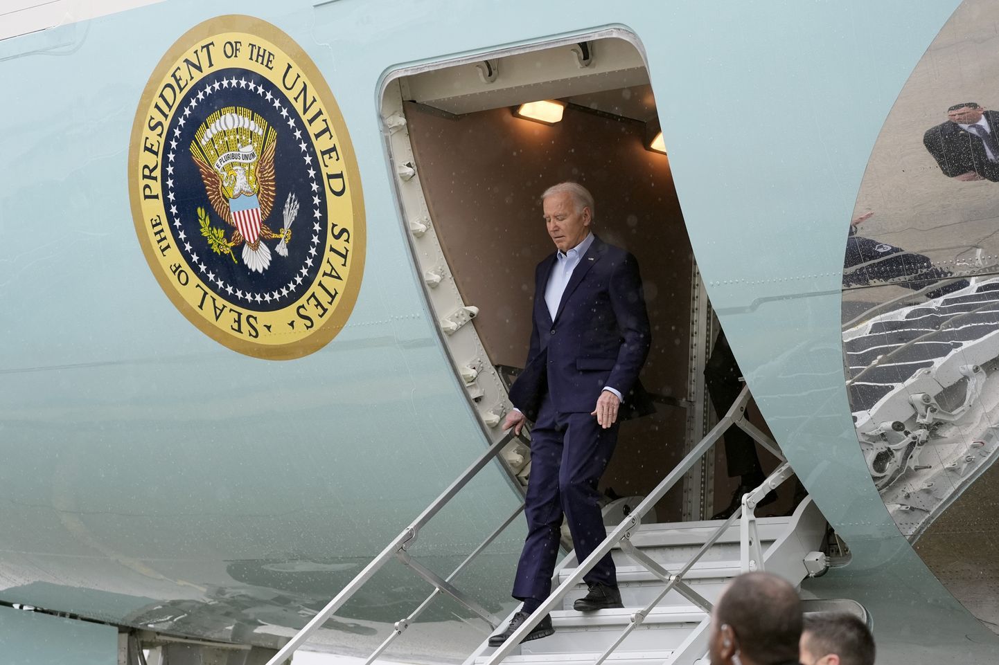 Президент США Джо Байден выходит из своего самолета Air Force One.