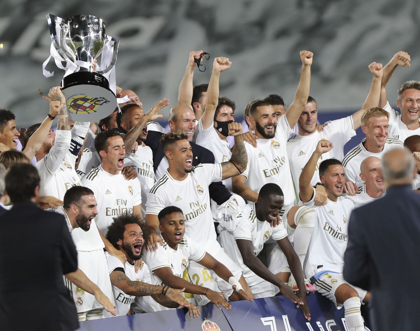 Футболисты "Реала" празднуют чемпионство.