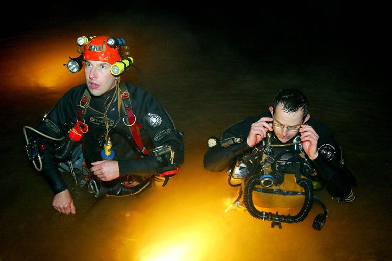 Briti sukeldujad Rick Stanton (paremal) ja John Volanthen, kelle abil koopasse lõksu jäänud leiti