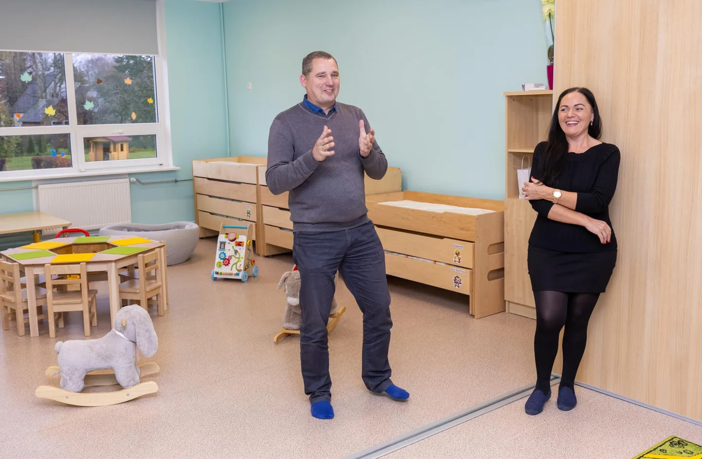 Võhma Mänguveski lasteaias avati tunamullu uus rühmaruum. Fotol abivallavanem Jaanus Rahula ning Võhma kooli ja lasteaia direktor Kristel Vahtra.