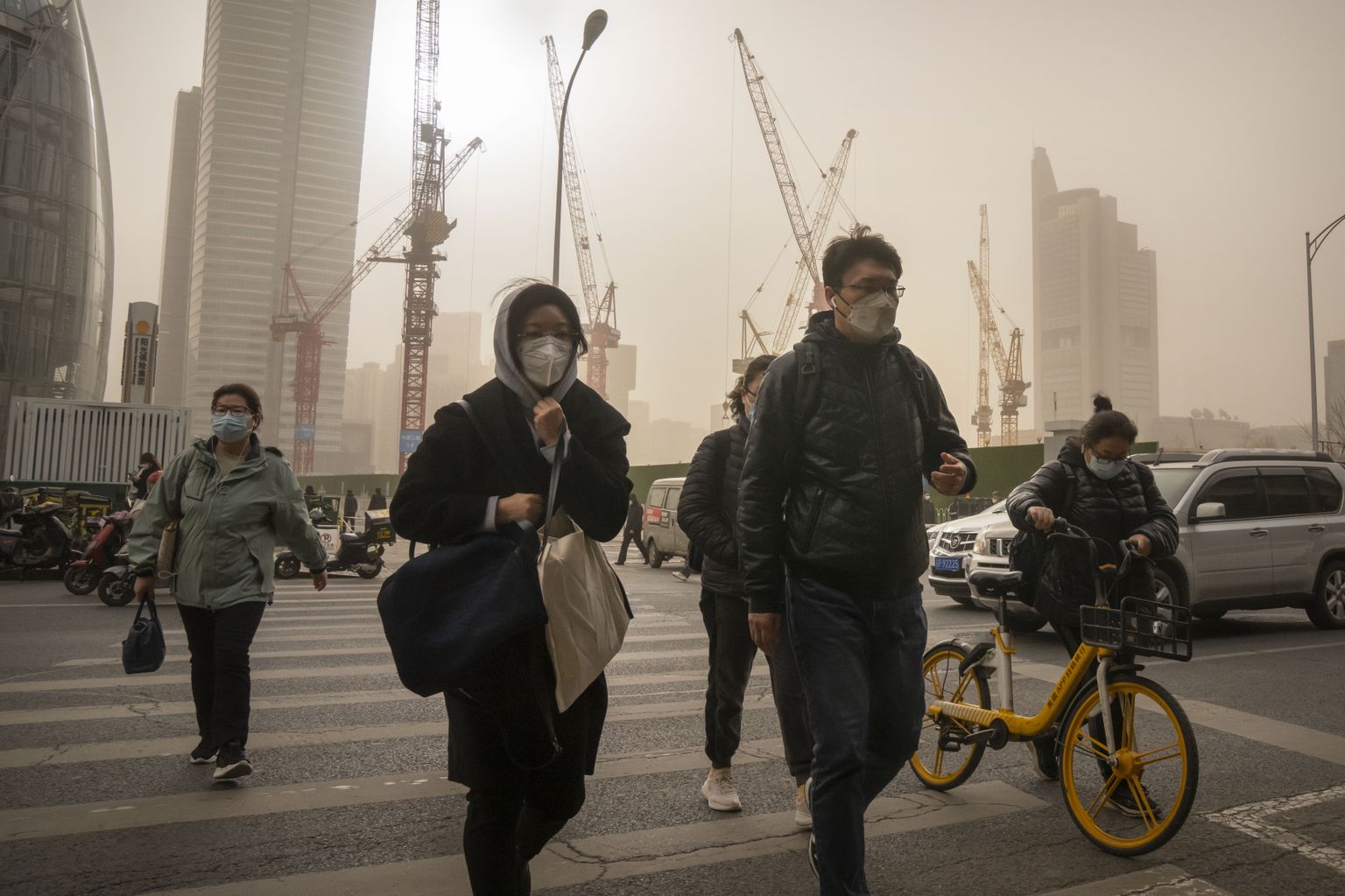 Inimesed kannavad Pekingit tabanud liiva- ja tolmutormi tõttu maske.