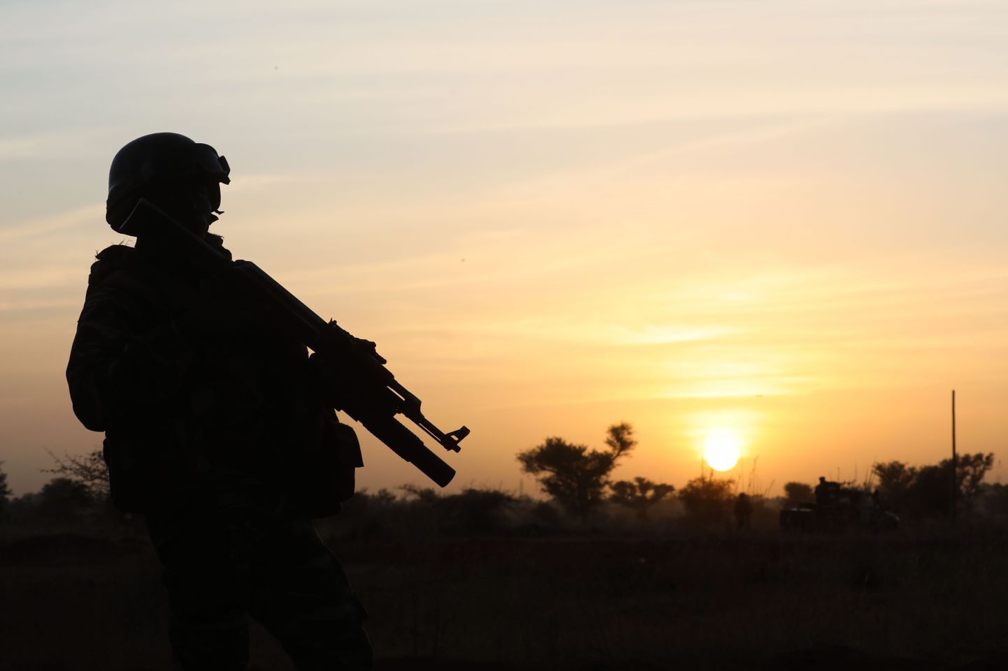 Sõdur Sahelis päikeseloojangu ajal.