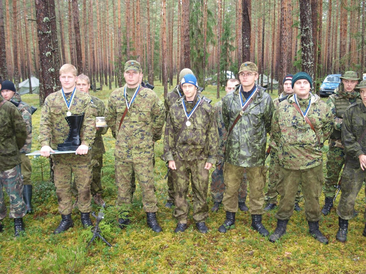 Sookoll 2009 võitjameeskond Pärnu-Jaagupi kaitseliitlased koos võistluse rändauhinnaga.