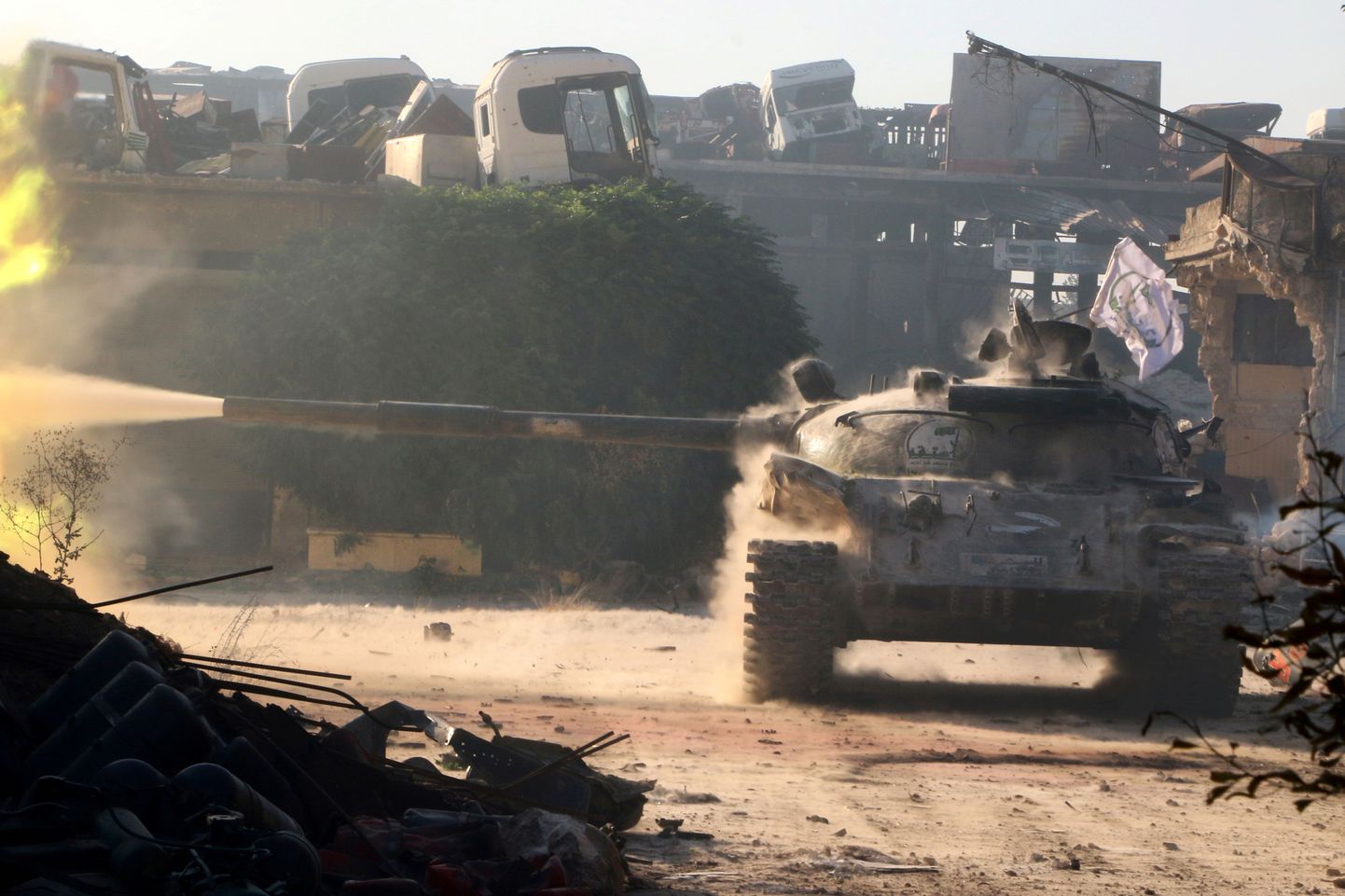 Süüria opositsioonivägede tank Aleppo edelaosas.