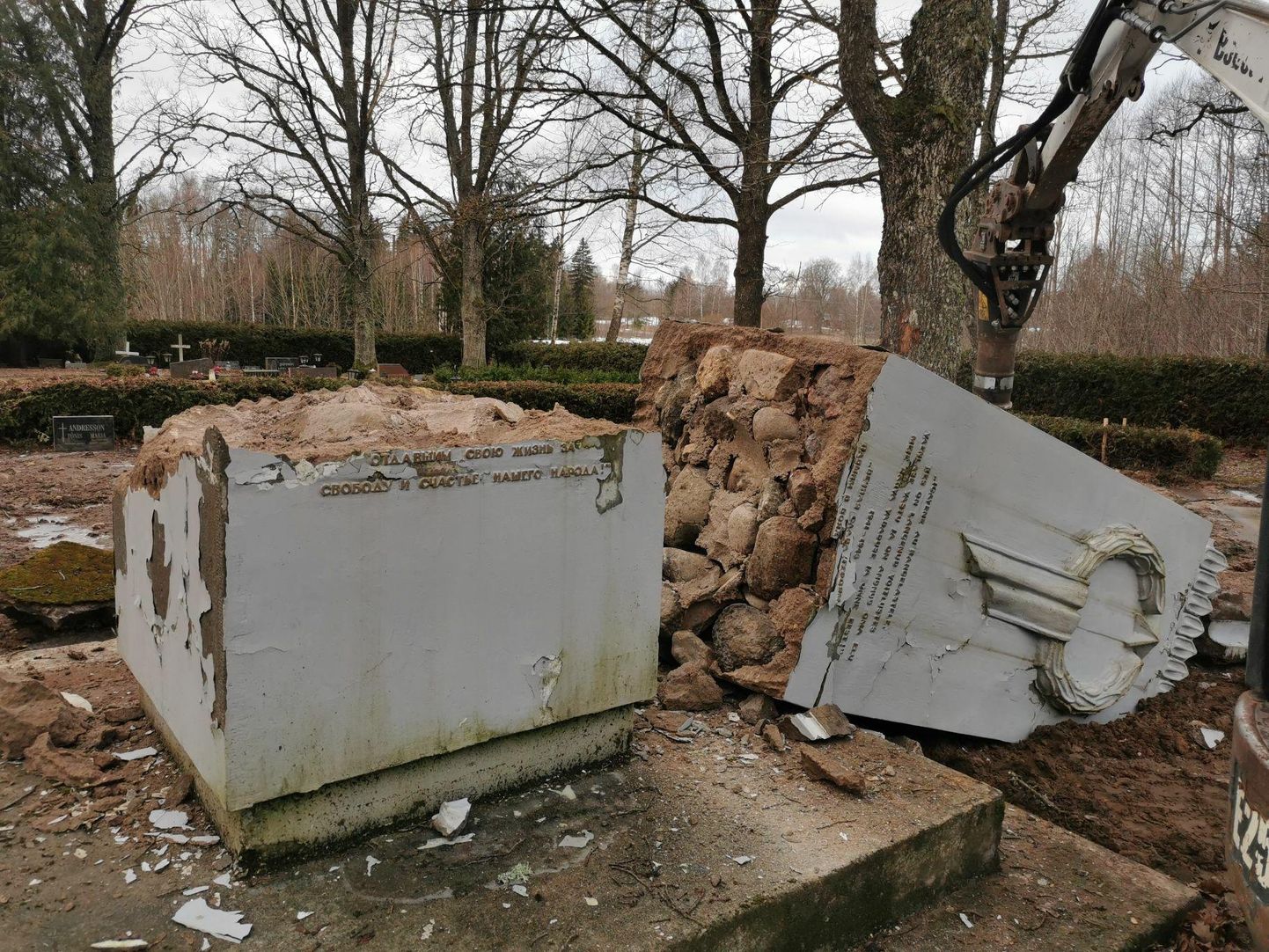 Советский памятник в Колга-Яани был сломан и увезен.
