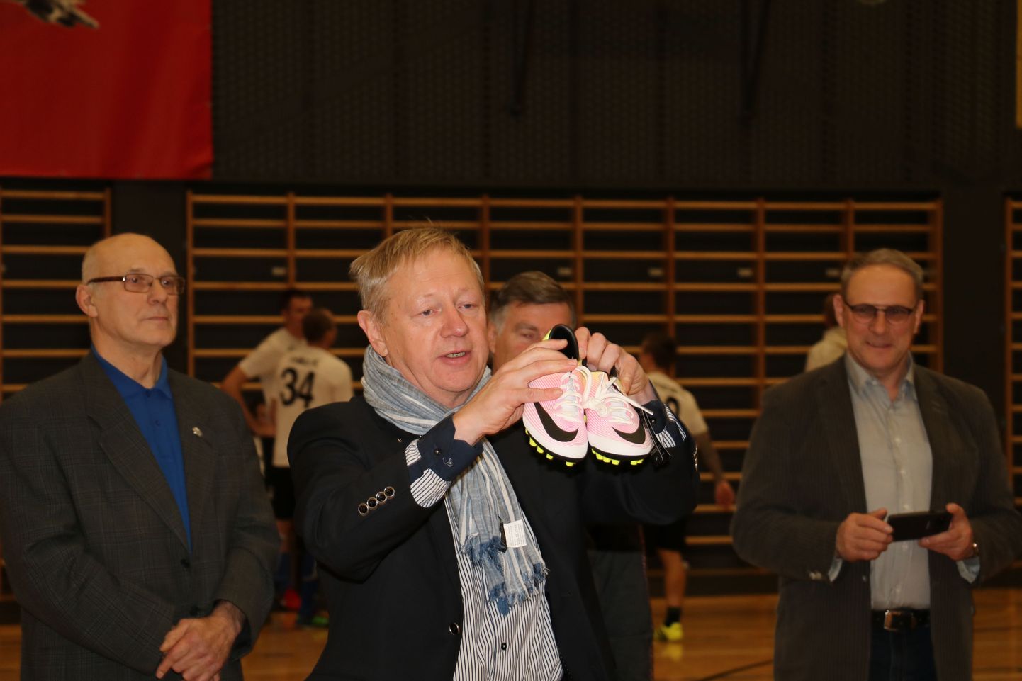 Aarne Krass annab üle Norrast kingiks saadetud jalgpalli budsad.