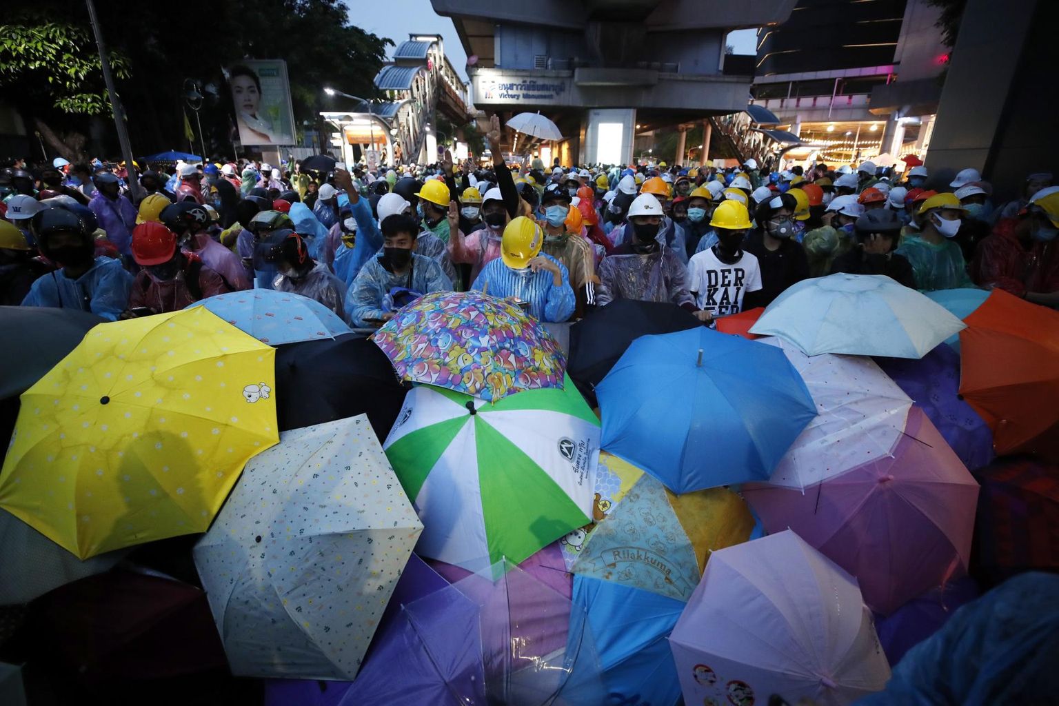 Uus vihmavarjuliikumine: Tais demokraatiat nõudvad noored aktivistid võtsid Hongkongis karastunud meeleavaldajate nõuandel kasutusele vihmavarjud, et kaitsta nii end politseinike eest. 