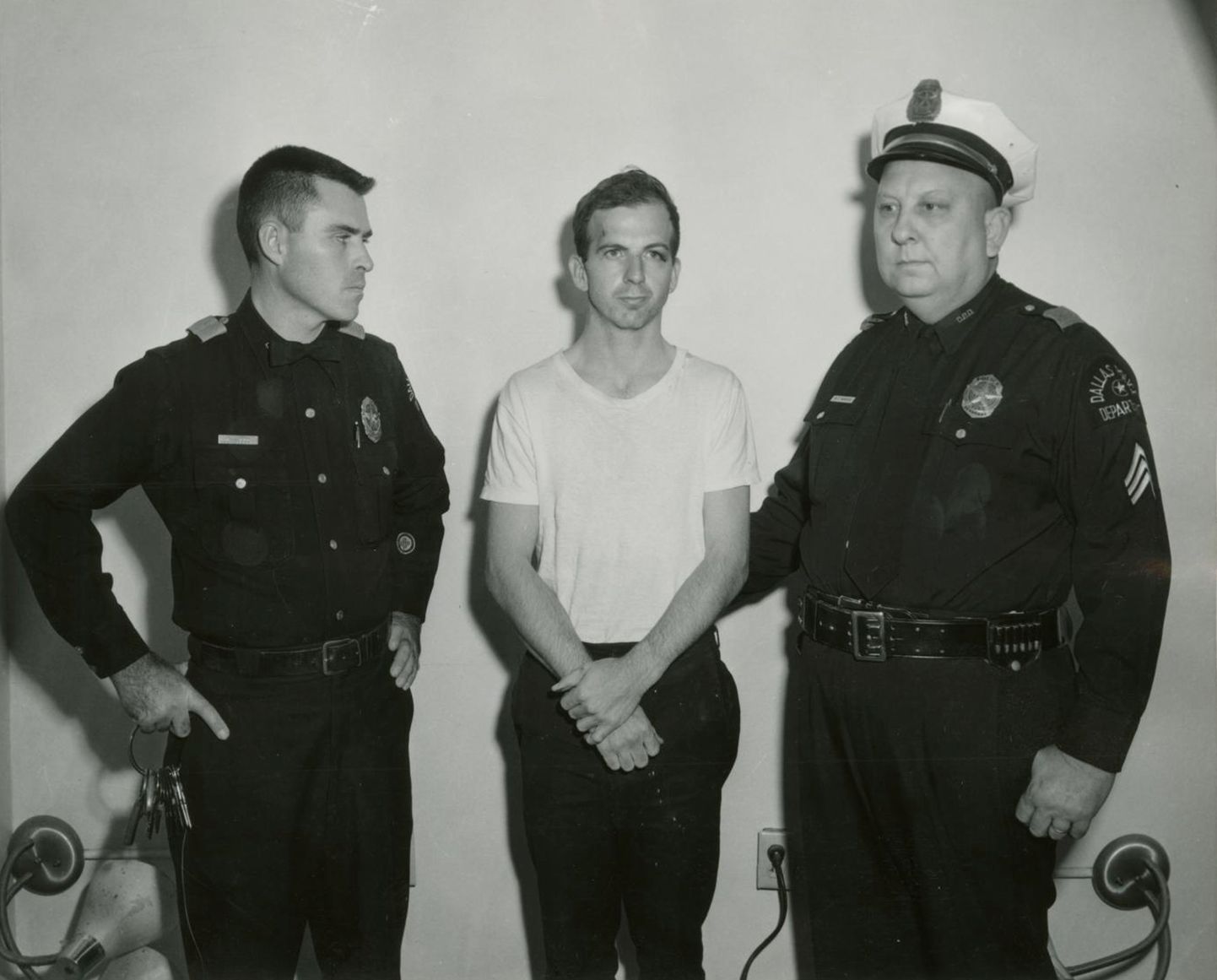 John F. Kennedy tapmises kahtlustatud Lee Harvey Oswald Dallase politsei vahi all.