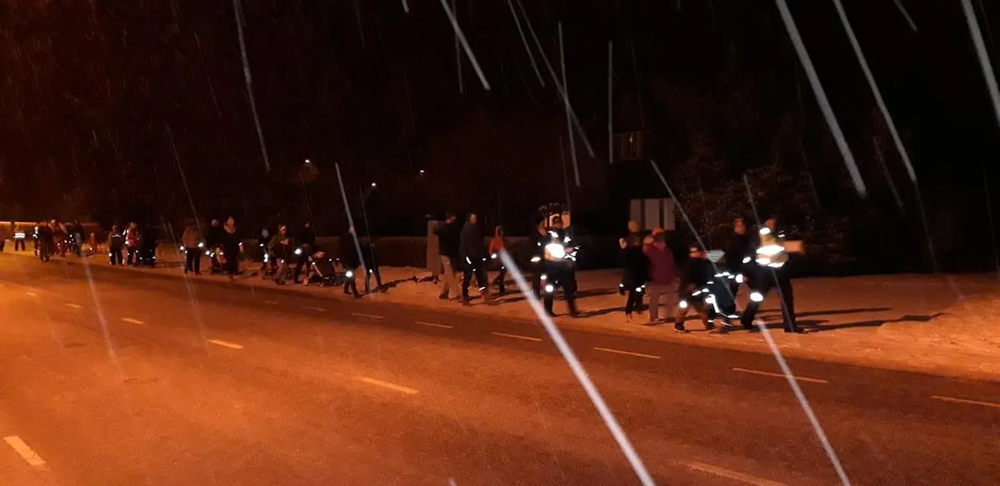Teisipäeval korraldatakse üle Eesti helkurikõndi. Pildil möödunud aastal Karksi-Nuias peetud helkurikõnd.