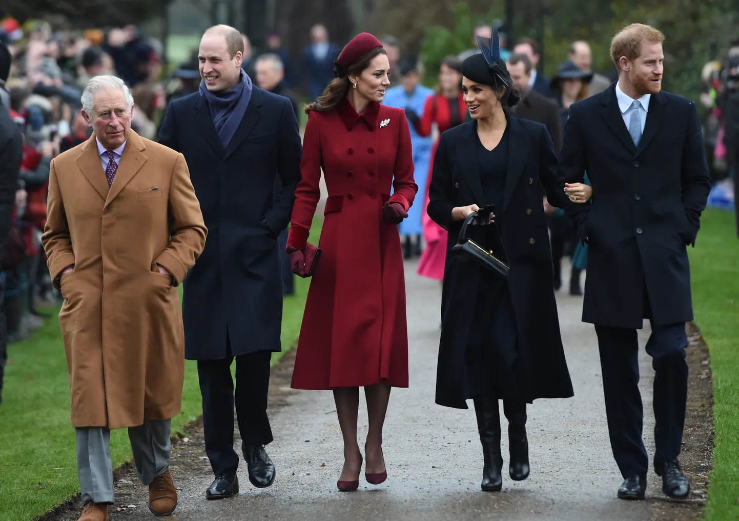 Принц Уэльский, герцог Кембриджский, герцогиня Кембриджская, герцогиня Сассекская и герцог Сассекский прибывают для участия в рождественской утренней церковной службе в церкви Святой Марии Магдалины в Сандрингеме, Норфолк.