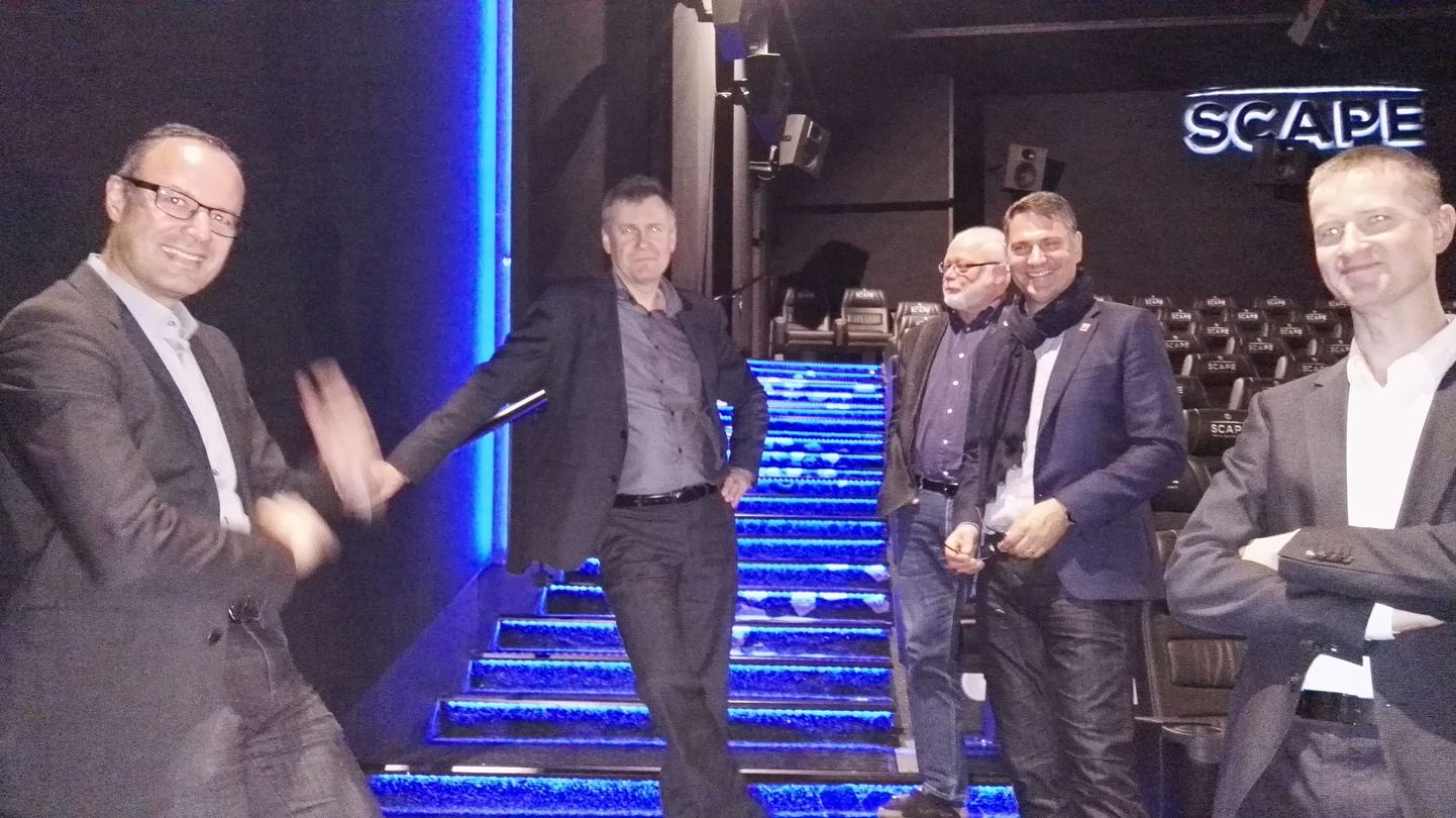 Tallinnast külastanud Marc Aarts (vasakult teine) ennustab laserprojektoritele helget tulevikku