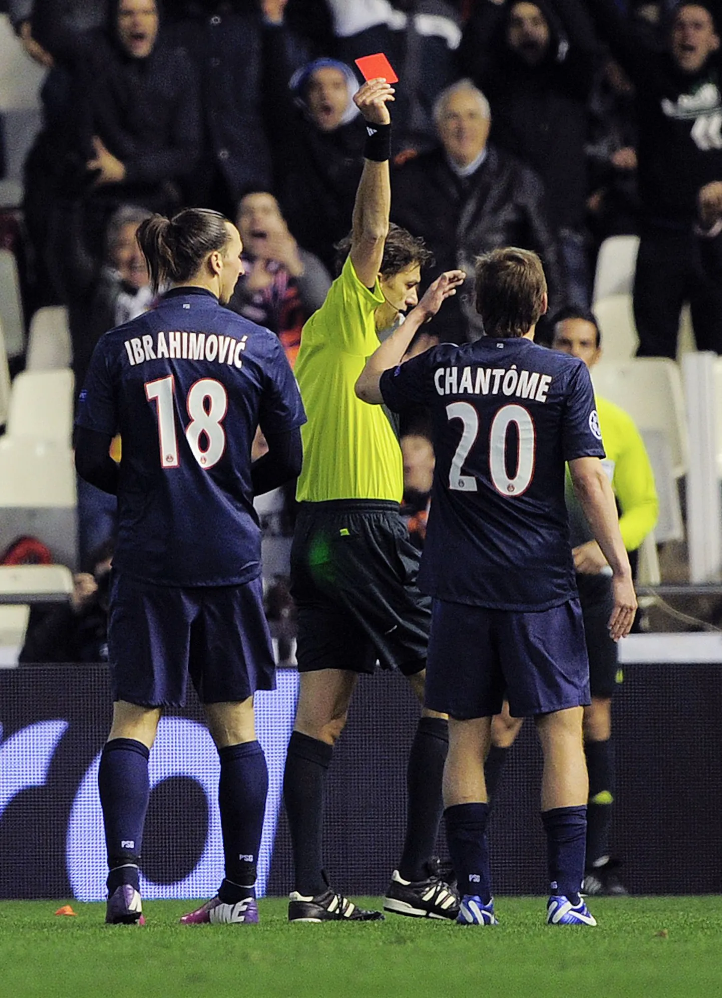 Zlatan Ibrahimovic teenis Meistrite liiga kaheksandikfinaali avamängu viimasel minutil punase kaardi.