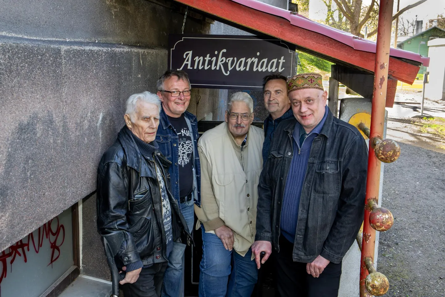 Olaf Esna (vasakult) antikvariaadile aitasid sildi panna Asso Kommer, Kalev Vilgats, Jüri Lebedev ja Raavo Raadik.