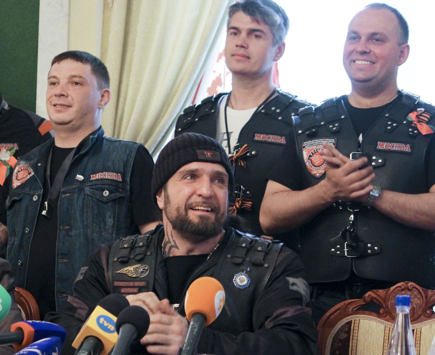 Alexander Zaldostanov (keskel) koos Öö Huntide liikmetega Brestis