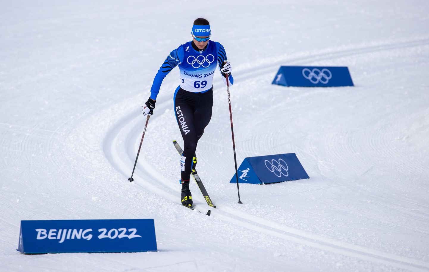 Авели Уусталу на тяжелой трассе 10-километровой женской лыжной гонки на Олимпиаде в Пекине.
