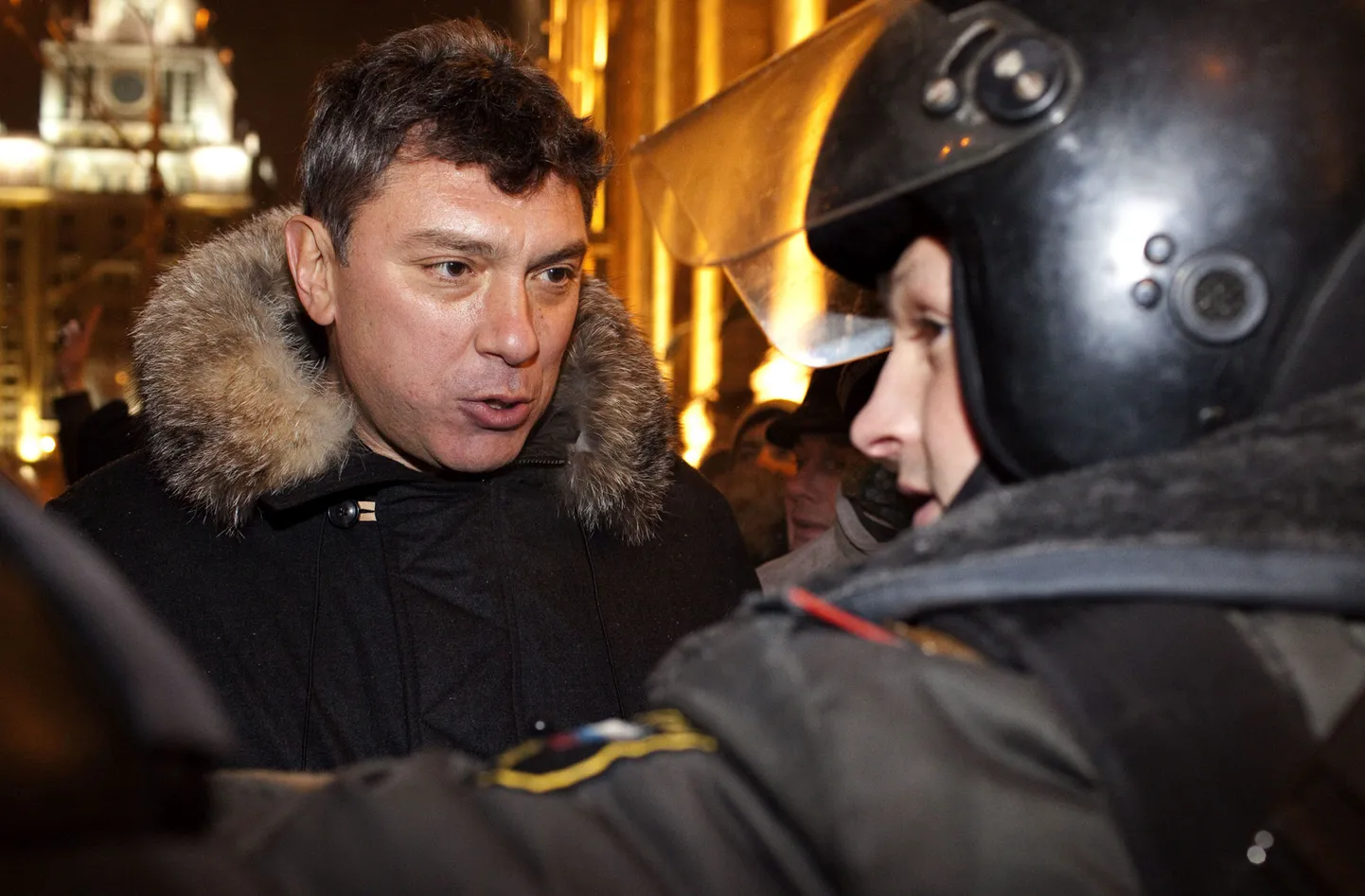 Boris Nemtsov militsionääride piiramisrõngas.
