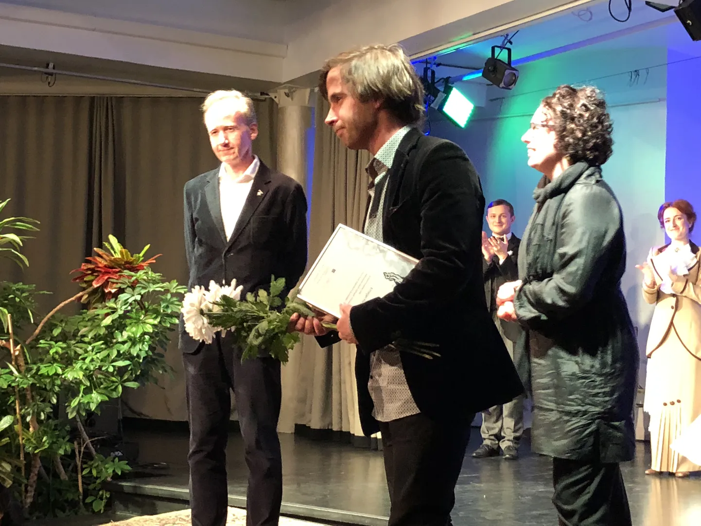Siuru stipendiaat Kristjan Haljak (keskel) stipendiumi üleandmisel.