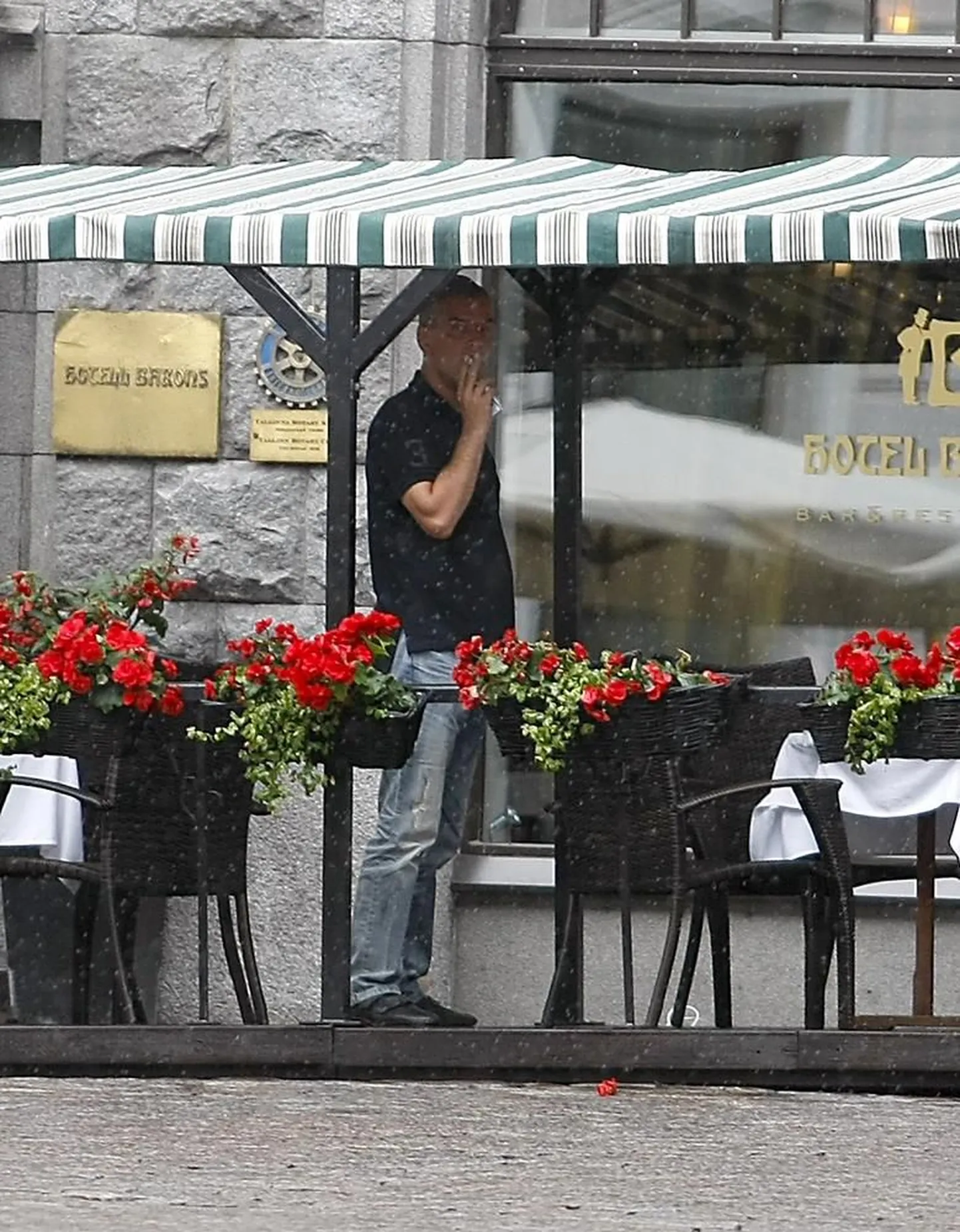 Salapärane suurärimees Toomas Tool Hotel Barons`i ees suitsupausil 21.07.09