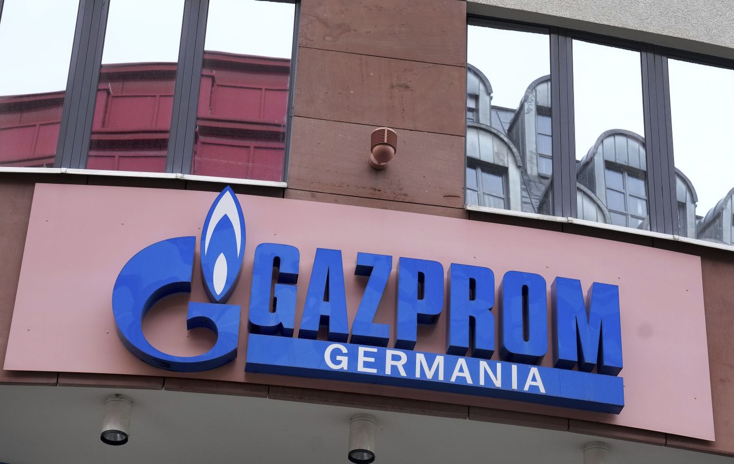 Gazprom Germania logo peakorteri fassaadil Berliinis.