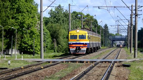 На аукционах можно приобрести 23 вагона электропоезда и один локомотив