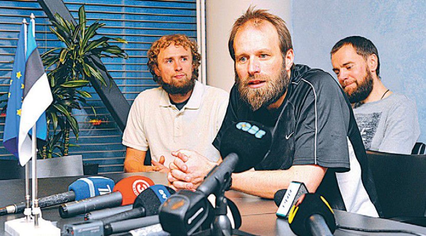 114 päeva pantvangis olnud eestlased pidid juba kojujõudmisööl  pressikonverentsi andma. Esiplaanil Madis Paluoja, temast vasakul Andre Pukk ja paremal Kalev Käosaar.