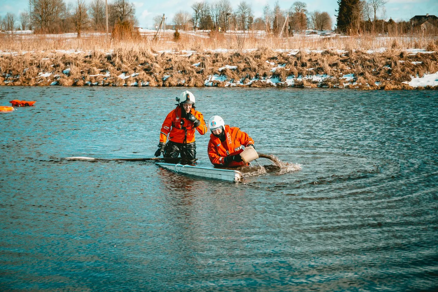 Veepääste infopäeval Kadrina Paisjärvel päästeti nii ümber läinud paadiga kui ka muul moel vees hulpinud abivajajaid.