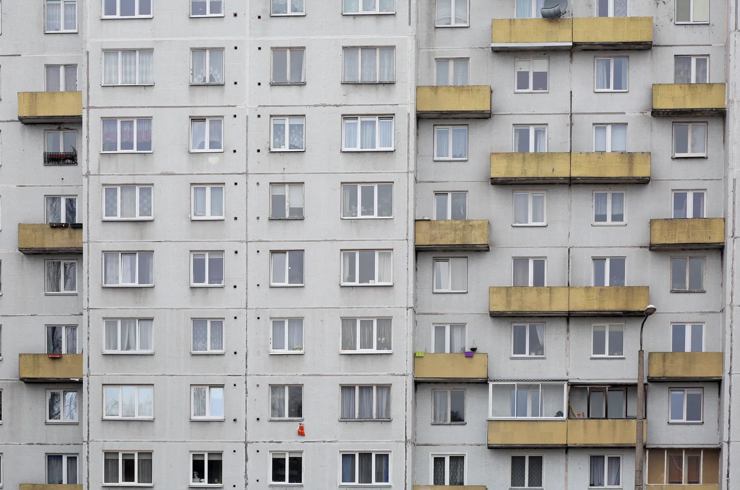 Daudzdzīvokļu ēka Anniņmuižas bulvārī.
