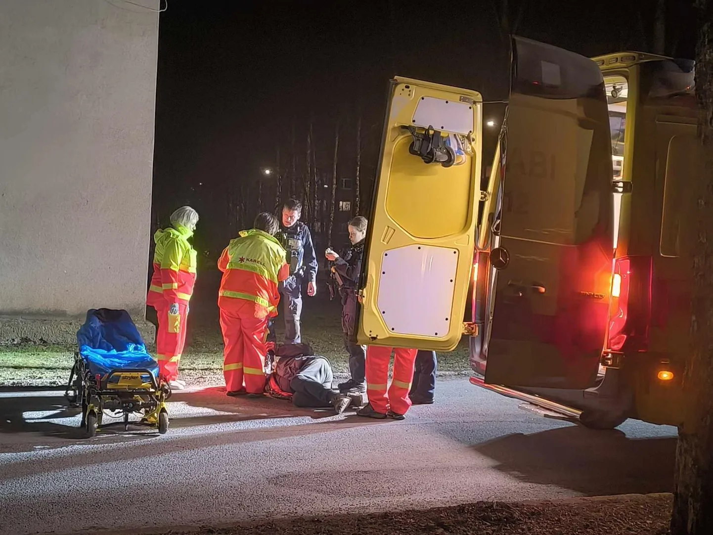 Napsisena ratast käekõrval lükanud mees komistas ja kukkus pea lõhki.