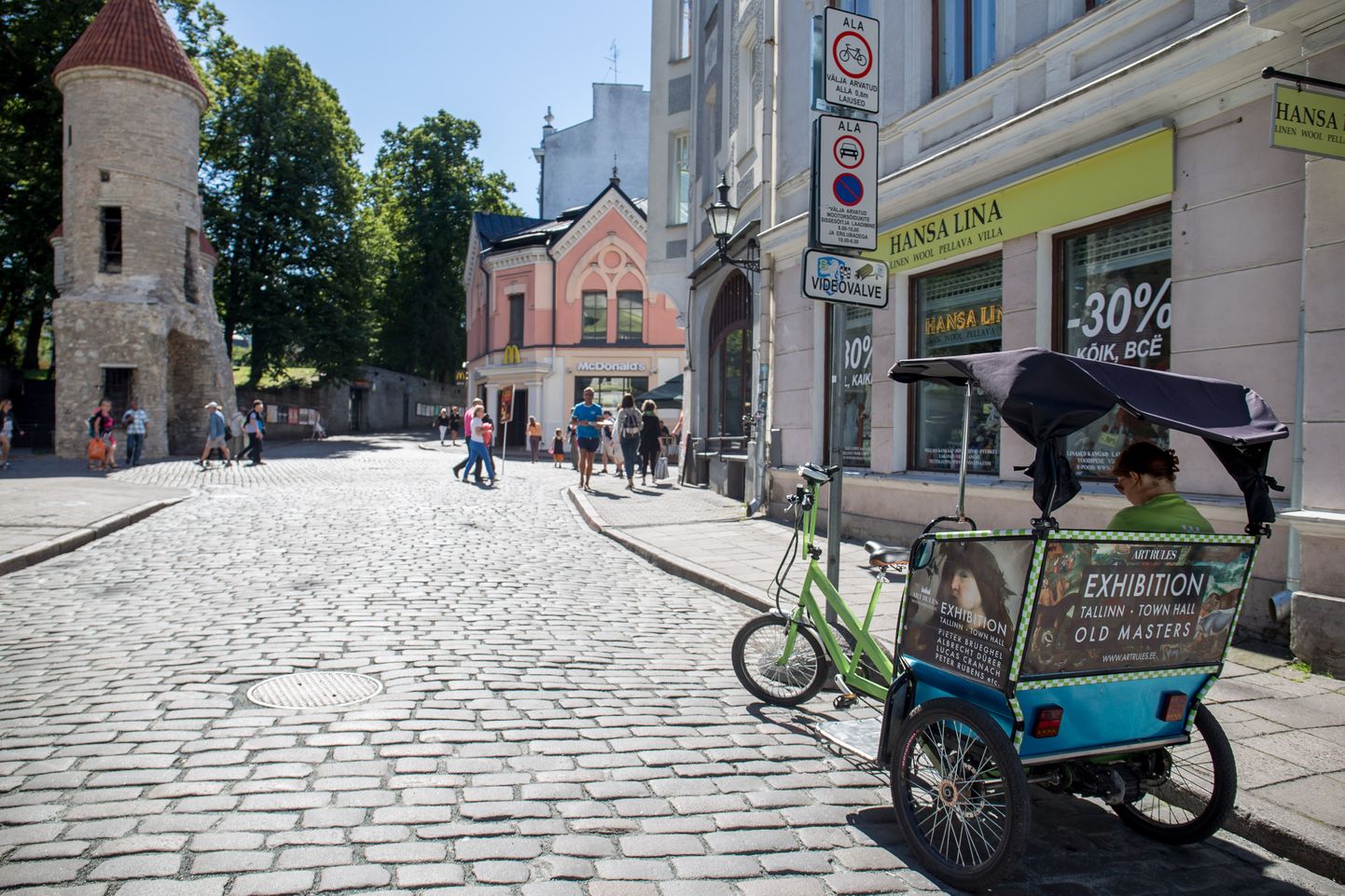 Tänasest on velotaksod Tallinna vanalinnas keelatud. Velotakso Vana-Viru tänaval.Klienti ootava taksojuhi sõnul seisab ta täpselt lubatud ala piiril.