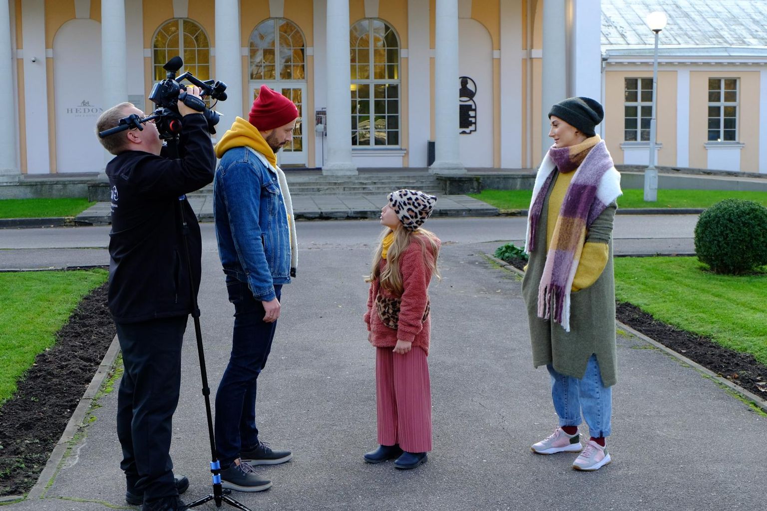 Näitlejad Sten ja Liis Karpov ja kaheksa-aastane Eliise Mengel veetsid koos toreda päeva laulu “Tähtsad asjad” ­võtetel.