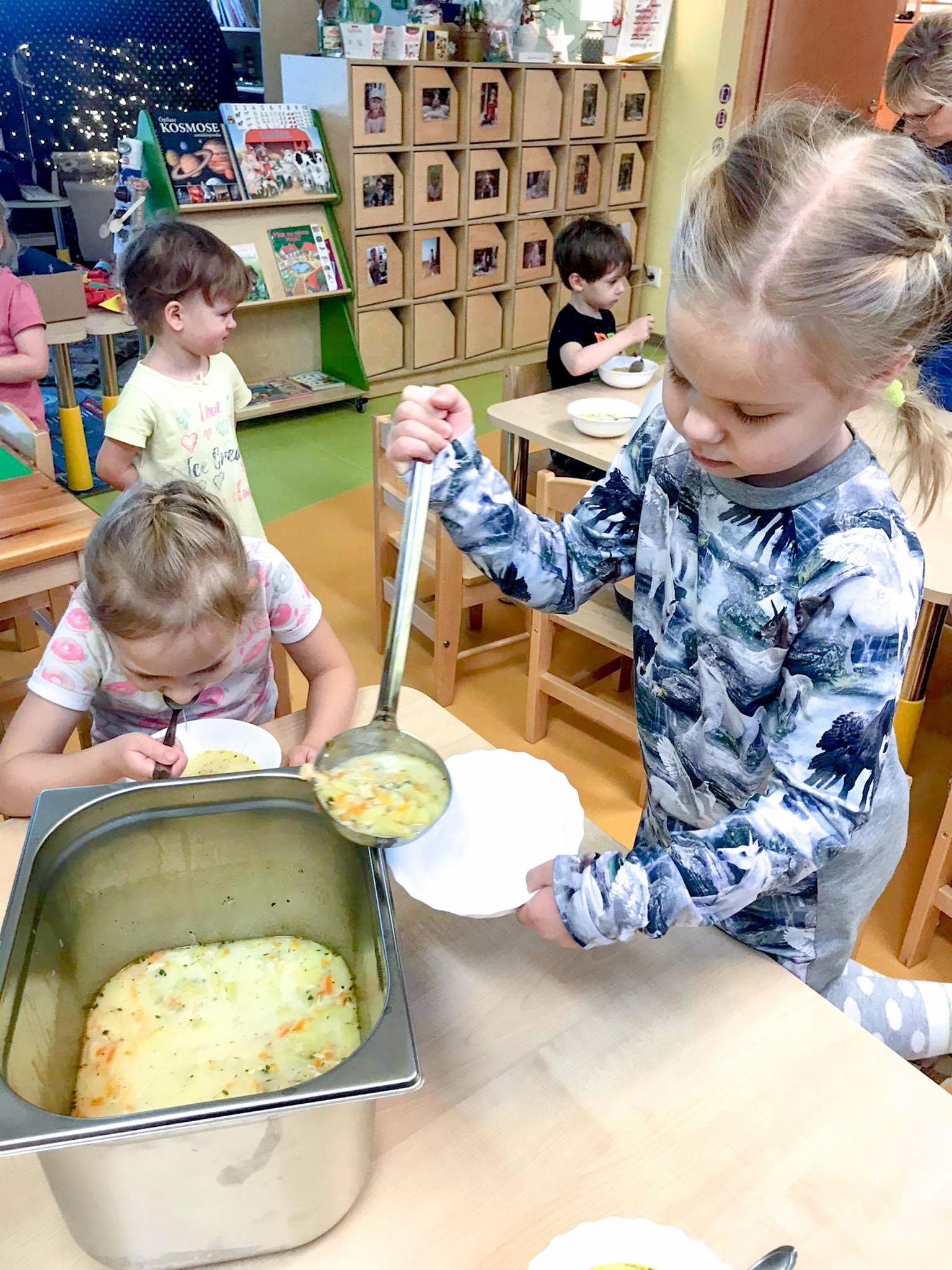 Lepatriinu lasteaia lapsed söövad mahetoitu hea isuga.