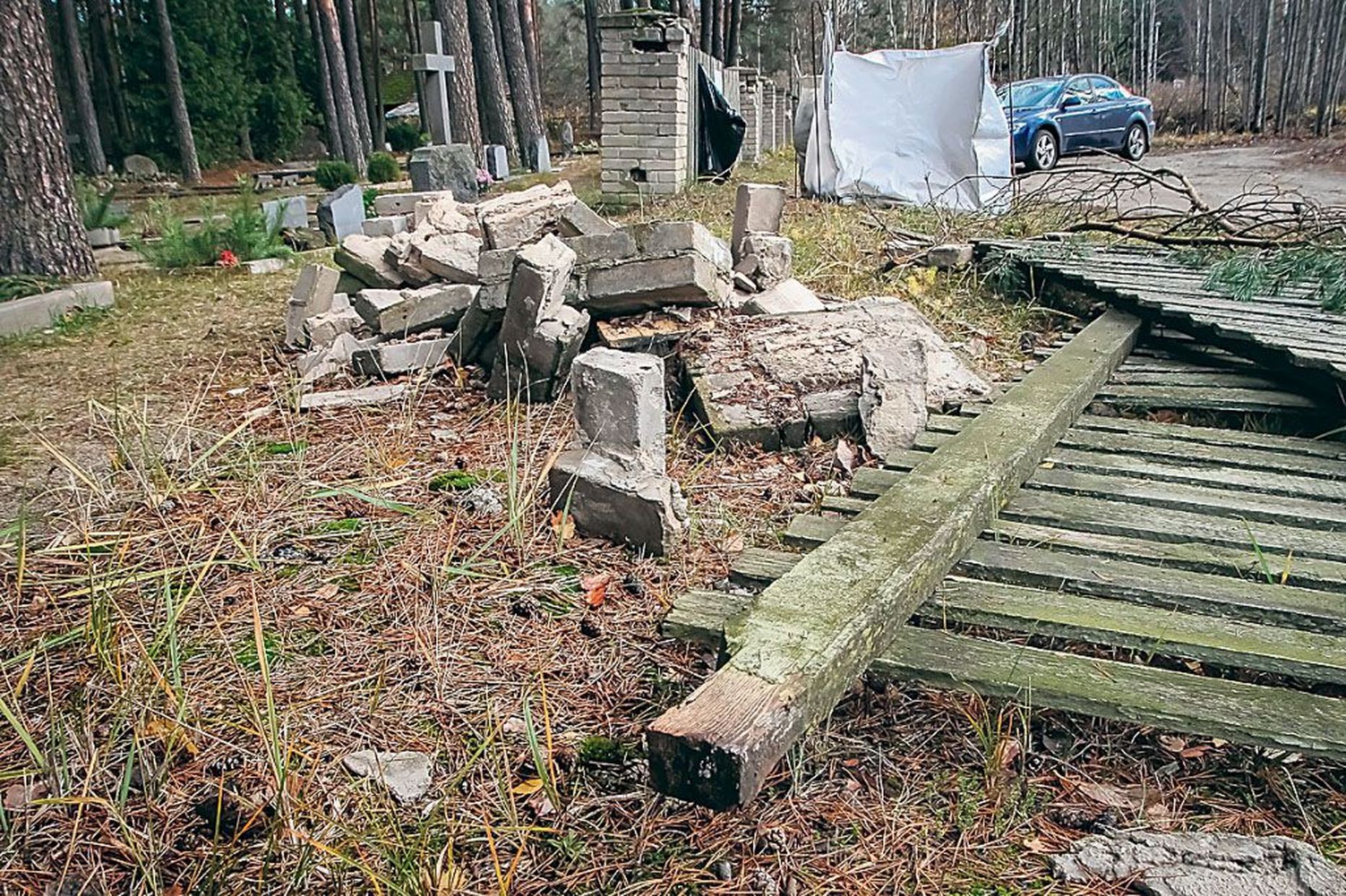 Kalmistut hooldava Pärnu Haldusteenused OÜ infotelefonil ei osatud öelda, kas ja millal lagunev aed korda tehakse või välja vahetatakse.
