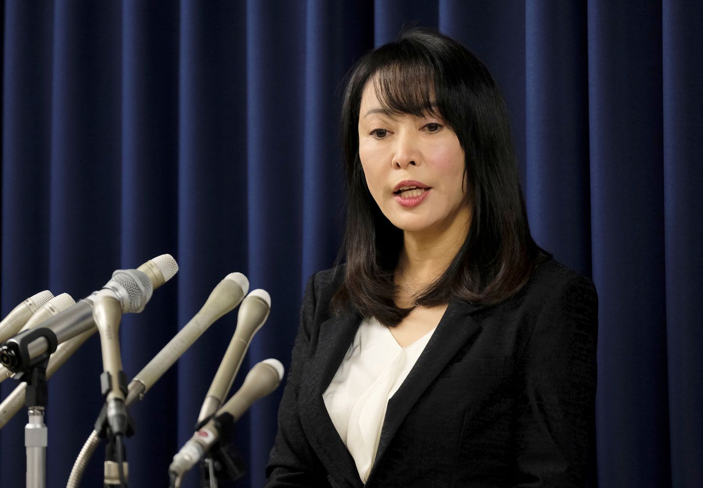 Министр юстиции Японии Масако Мори на пресс-конференции в связи с привидением в исполнение смертного приговора.