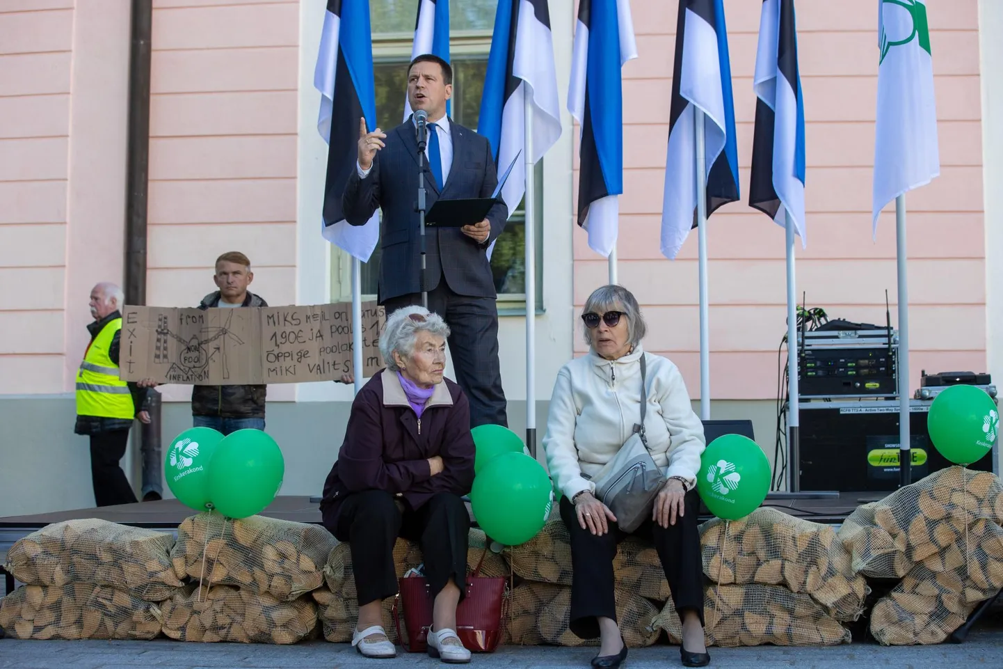 Keskerakond korraldas enne riigikogu sügisistungjärgu algust meeleavalduse hinnatõusude vastu.