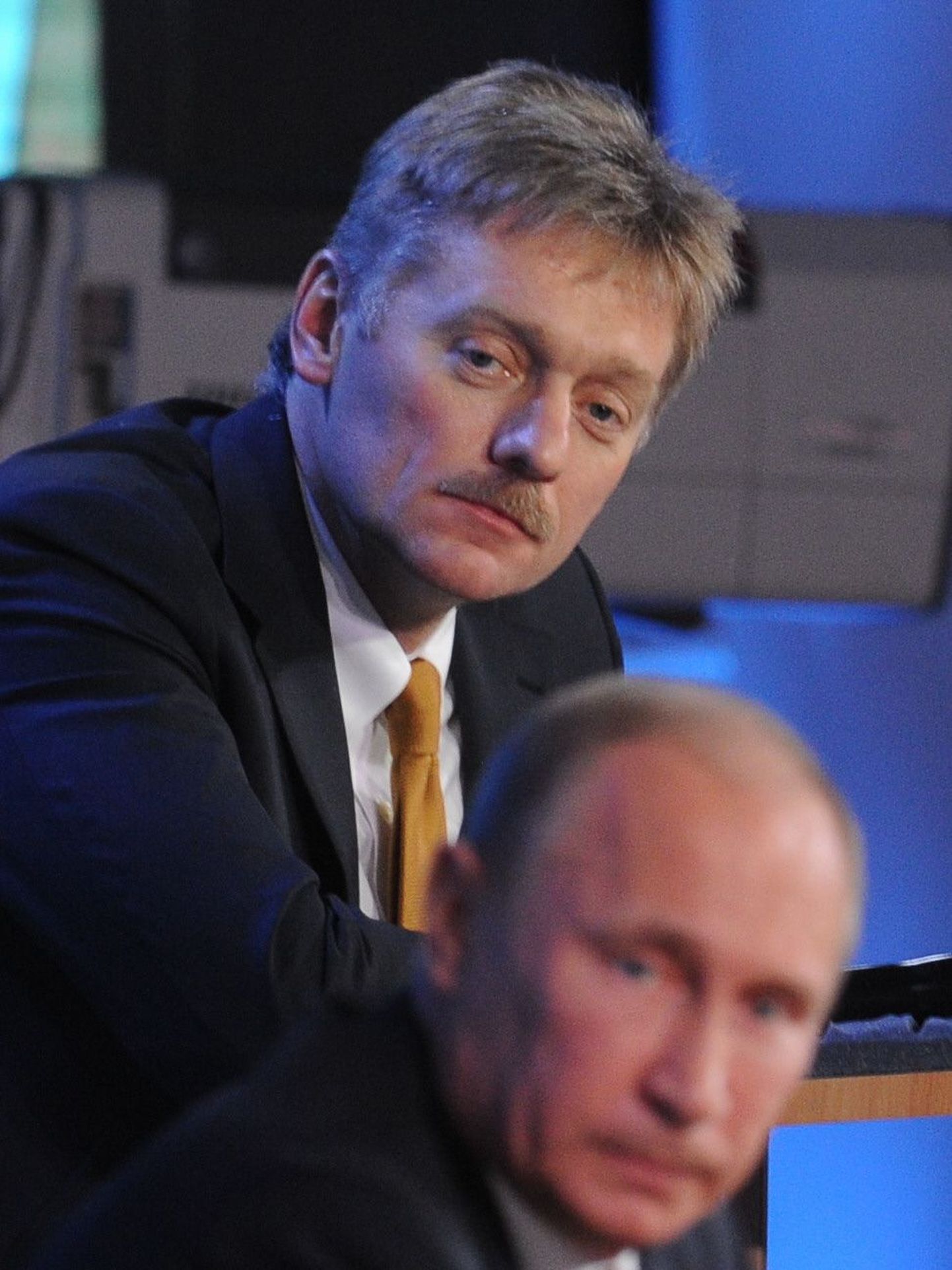 Vene president Vladimir Putin (esiplaanil) koos oma pressisekretäri Dmitri Peskoviga.
