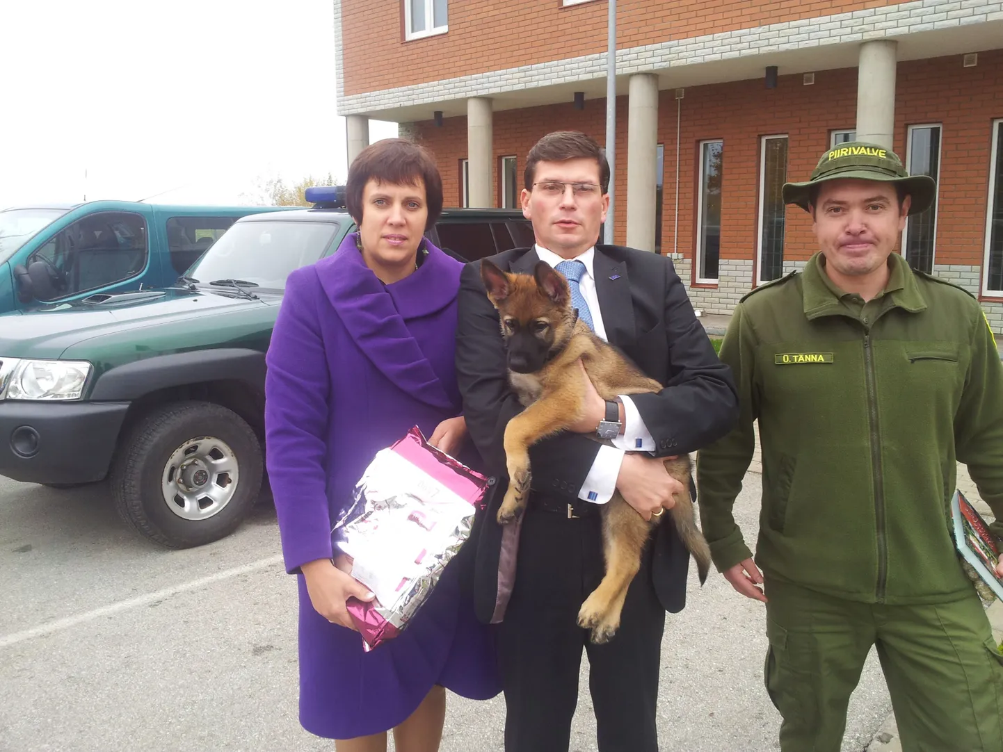 Мэр Муствеэ Макс Каур и председатель горсобрания Марианна Кивимурд-Тарелкина навестили служебного щенка.