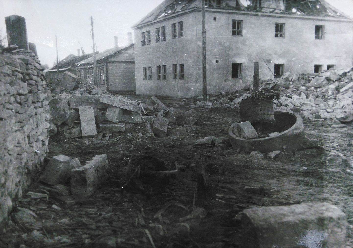 1944: Tohutu plahvatus ja selle lööklaine purustasid lähedaloleva kivihoone, rebisid majade katuseid ja muutsid elektrijaama koos agregaatidega mitme meetri kõrguseks suitsevaks rusuhunnikuks.