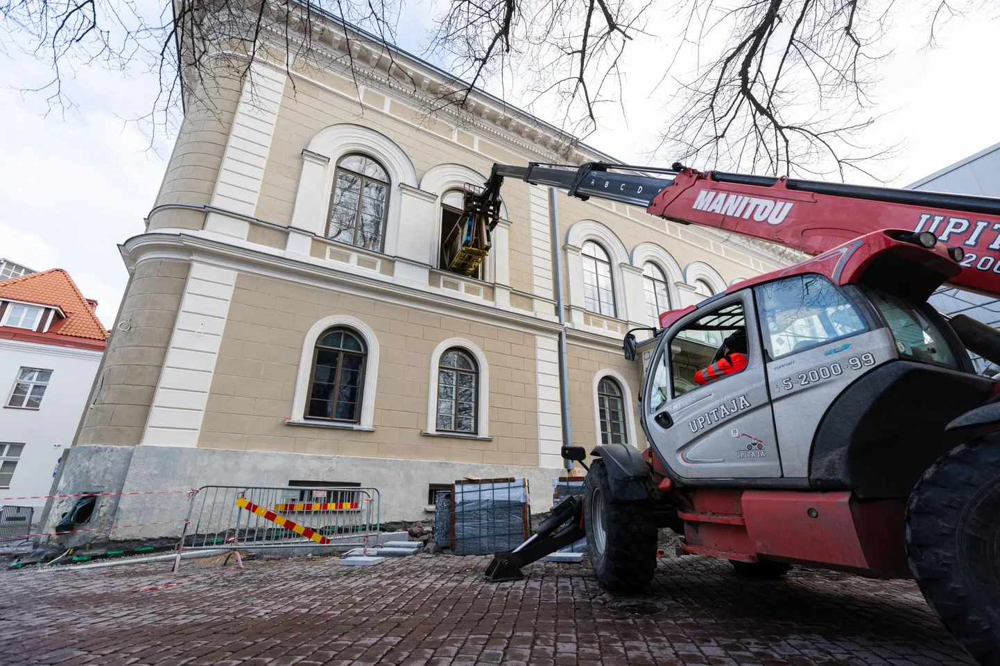 Marmortahvlid tõsteti rüütelkonna hoone teisel korrusel asuva Maapäeva saali akna juurde, kust jäi vaid mõni meeter nende ajaloolise asukohani.